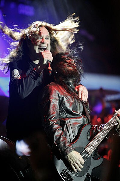 Ozzy Osbourne se ajoelha no palco em dos shows mais recentes da banda