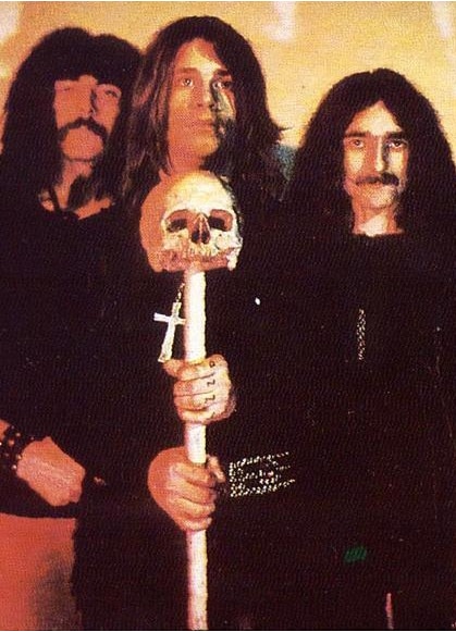 Três membros do Black Sabbath em uma floresta, posando pata foto publicitária