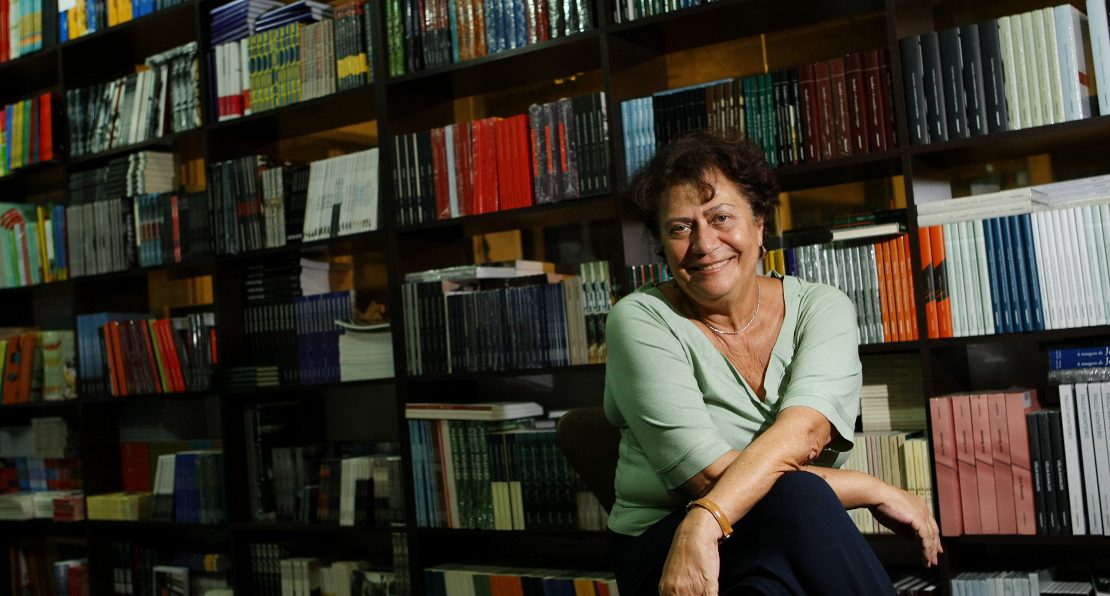 Escritora Ana Maria Machado em frente a estantes de livros