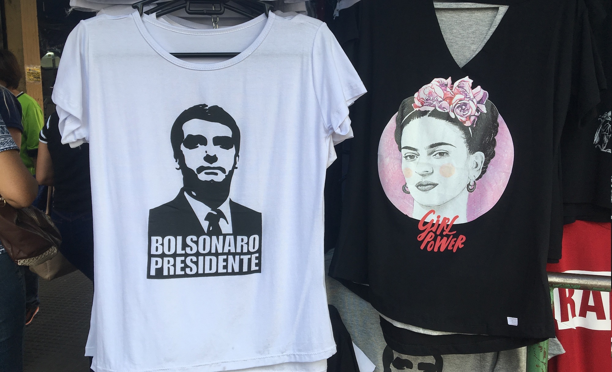 Bolsonaro e Frida Kahlo estampam camisas