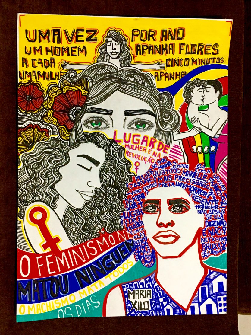 Cartaz colorido com canetas esferográficas. Mariele Franco, Capitu e outras mulheres foram representadas. Muitas mulheres de cabelo cacheado. Dois homens se beijando entre as cores do arco-íris.
