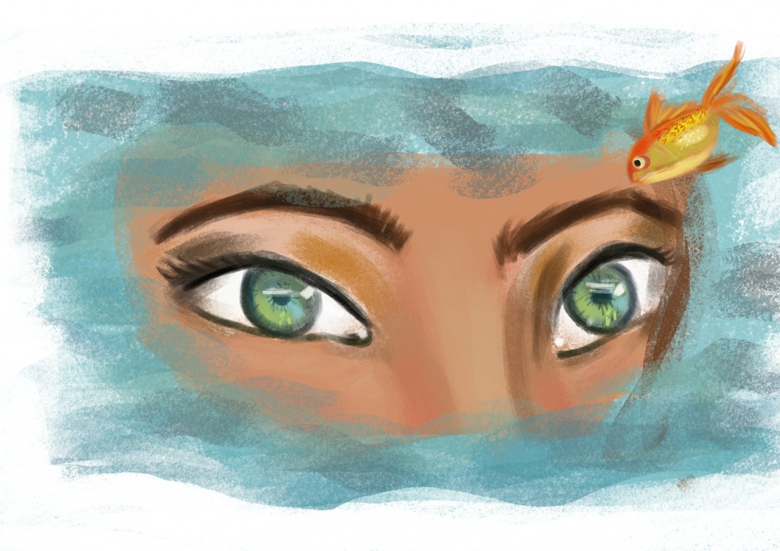 O olhar de Capitu com olhos verdes emerge da água do mar. Um peixe dourado acompanha a cena.
