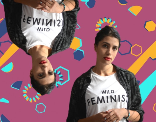 A cantora Nadya Tolokno, da banda Pussy Riot, aparece usando uma camiseta onde se lê 'Feminismo selvagem'