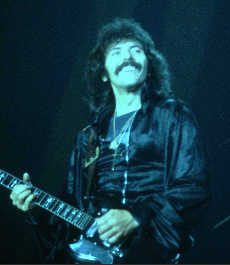 O guitarrista do Black Sabbath, Tony Iommi, em fotografia de 1971
