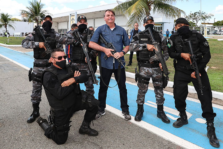 Jair Bolsonaro posa segurando fuzil acompanhado de cinco policiais militares maranhenses.