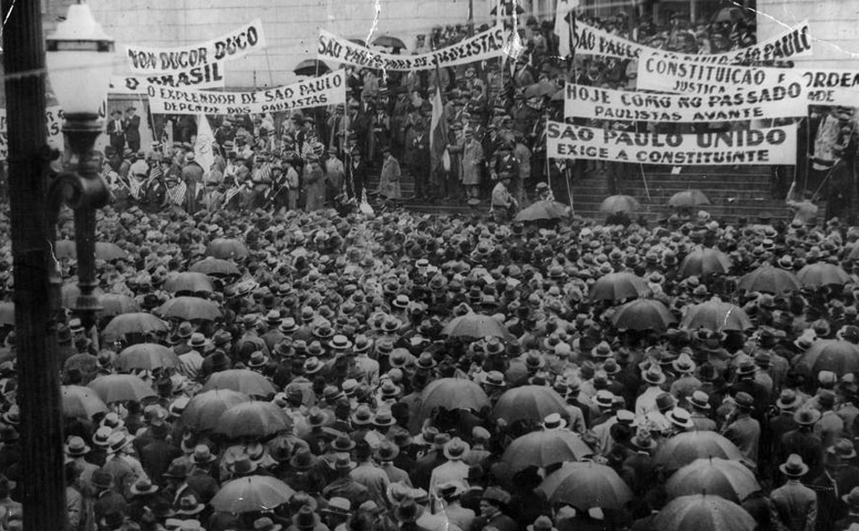 Na Praça da Sé, no centro de São Paulo, manifestantes reivindicam Constituinte em 1932