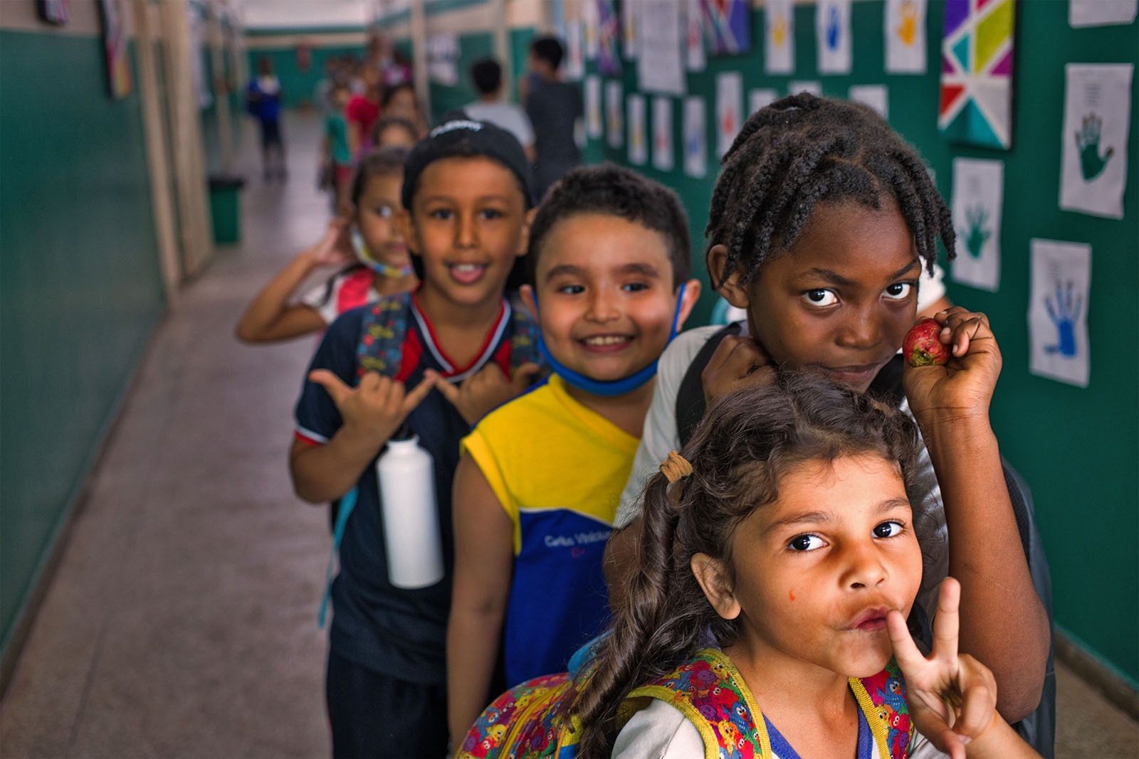 A haitiana Rebeca (segunda na fila) com os amigos da escola; crianças imigrantes são acolhidas