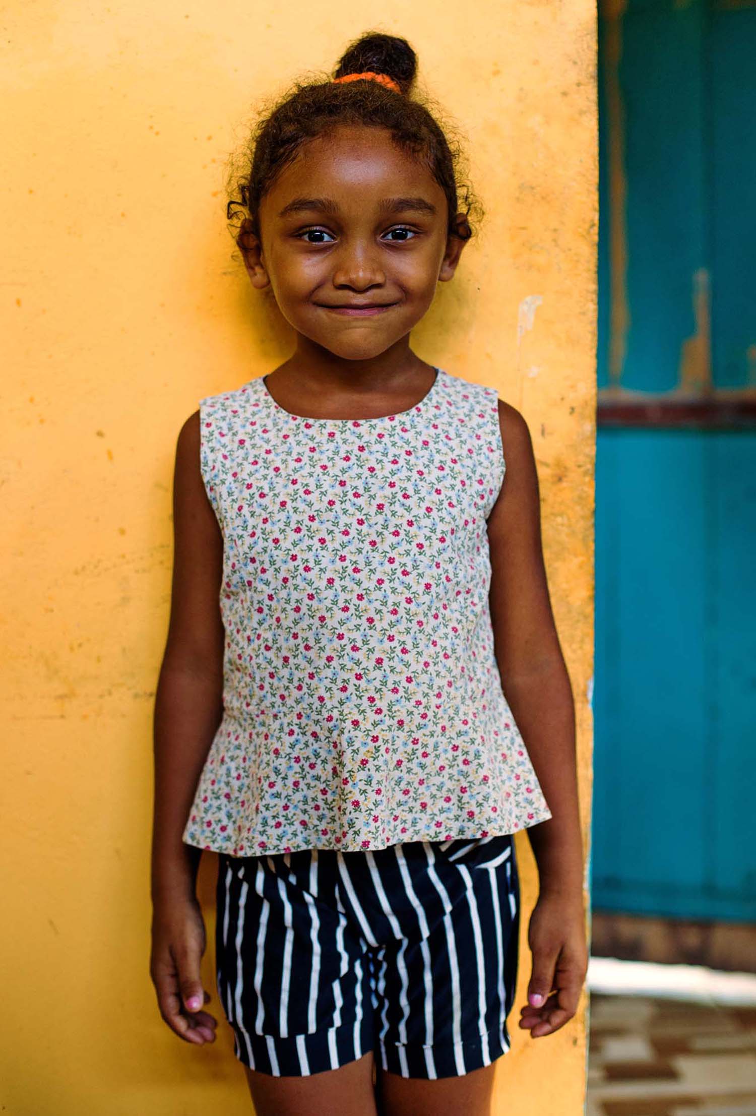 Menina quilombola no Pará, escola que inclui mandioca, igarapé, peixe
