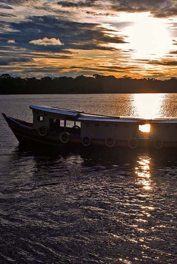 Boa parte dos alunos na Amazônia são ribeirinhos e usam o barco como transporte escolar