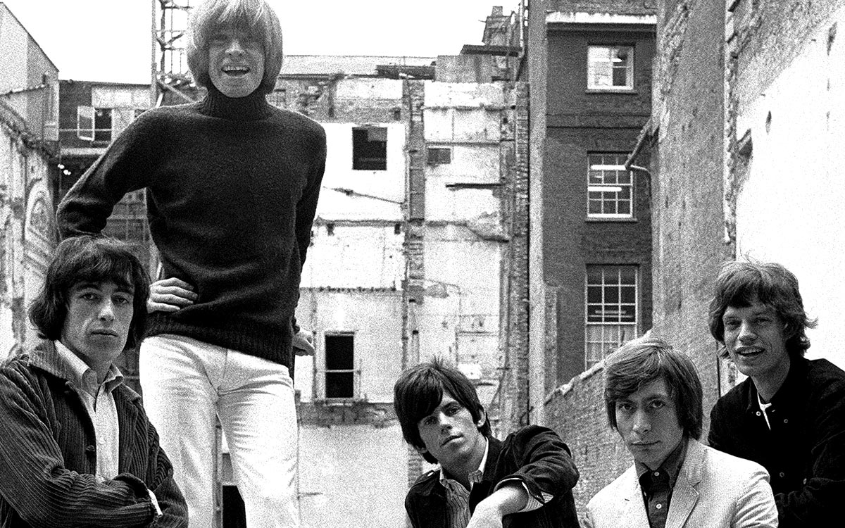 A partir da esquerda: Bill Wyman, com Brian Jones, Keith Richards, Charlie Watts e Mick Jagger em uma fotografia do início dos Rolling Stones