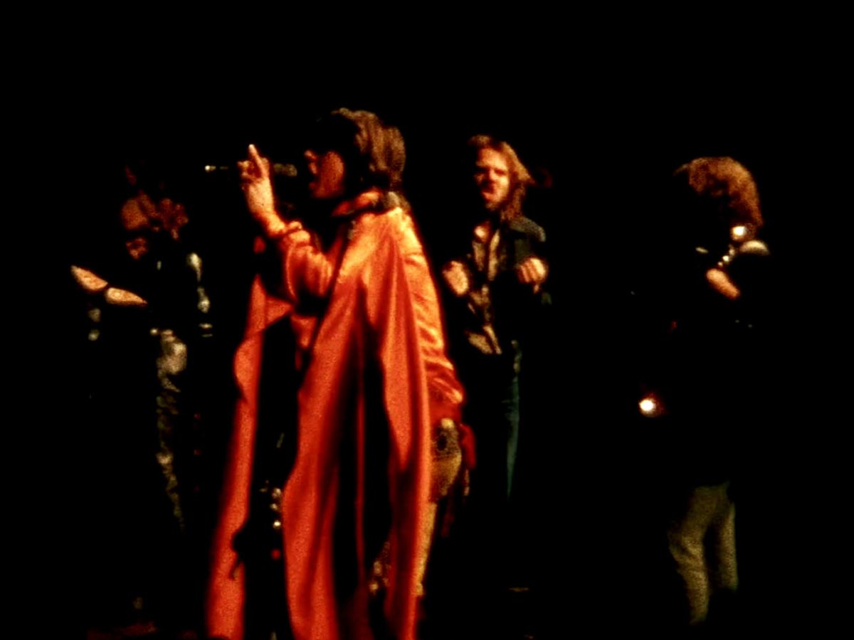 A performance dos Rolling Stones capturada em uma imagem estática de um filme de 8mm feito por fotógrafo desconhecido no Altamont Speedway Free Festival em Livermore, Califórnia, em 1969. A filmagem foi descoberta em fevereiro de 2020.
