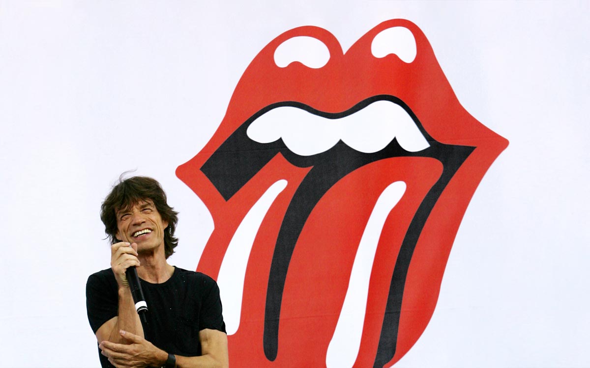 Mick Jagger posa em frente ao famoso logotipo dos Rolling Stones em Nova York em 10 de maio de 2005.