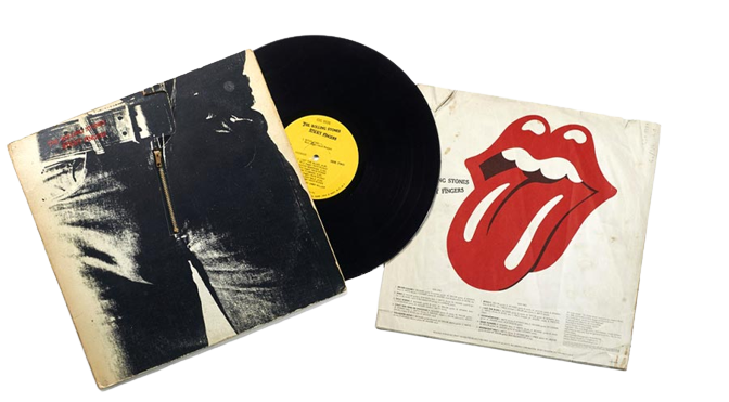 A primeira aparição pública do logotipo foi marcada pelo lançamento do álbum <i><b>Sticky Fingers</b></i>, em abril de 1971.