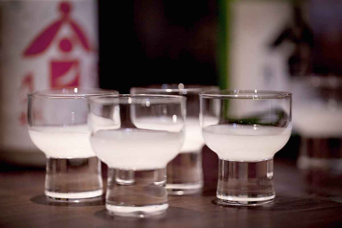10 coisas que você precisa saber sobre saquê, a bebida típica
