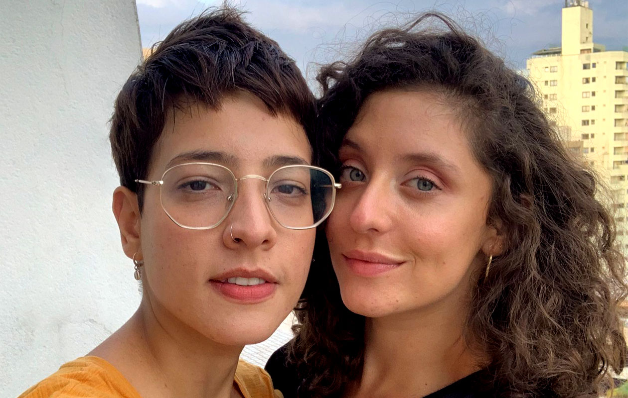 Camila (à direita) e Nathalia (à esquerda) decidiram morar juntas após um ano e meio namorando à distância